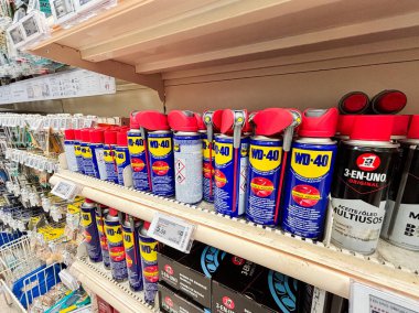 Alicante, İspanya - 18 Haziran 2025: WD-40 teneke kutu bir hırdavatçıda rafta sergileniyor, çeşitli uygulamalar için temel bakım ürünlerini vurguluyor
