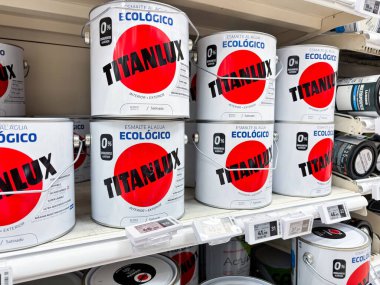 Alicante, İspanya - 18 Haziran 2025: Titanlux çevre dostu boya kutuları bir perakende rafında düzenlendi, ev geliştirme ve DIY projeleri için ideal