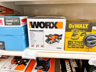 Alicante, İspanya - 18 Haziran 2025: Worx power tool ambalajı, diğer markaların yanı sıra, özellikleri ve özellikleri vurgulayan bir perakende satış rafında belirgin bir şekilde gösterilmektedir