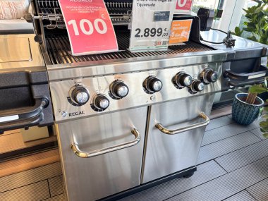 Alicante, İspanya - 18 Haziran 2025: Regal gaz ızgarası paslanmaz çelik kaplama ve çoklu yakıcı özelliklere sahiptir.