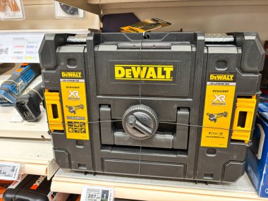 Alicante, İspanya - 18 Haziran 2025: DEWALT depolama kutusu, alet organizasyonu için sağlam tasarımı ve işlevselliğini vurguluyor