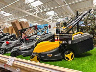 Alicante, İspanya - 18 Haziran 2025: Çim biçme makineleri perakende bir ortamda düzenlenerek, bahçe ve peyzaj ihtiyaçlarının farklı modelleri ve özellikleri vurgulanıyor