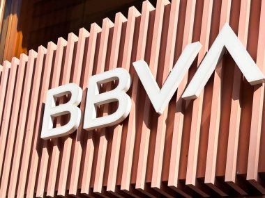 Alicante, İspanya - 24 Haziran 2025: BBVA logosu şehir ortamında markalaşma ve mimari tasarımı ön planda yer almaktadır