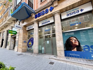 Alicante, İspanya - 24 Haziran 2025: Asisa Tıp Merkezi 'nin dış kesiminde modern tasarım ve açık tabela yer almaktadır.