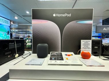 Alicante, İspanya - 11 Haziran 2025: Apple HomePod akıllı hoparlörleri lüks tasarım ve canlı renklerle sergileniyor.