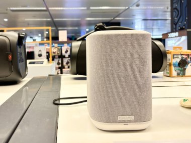 Alicante, İspanya - 11 Haziran 2025: Denon kablosuz hoparlörü, günümüzün ses yeniliği ve estetiğinin altını çizen çeşitli ses cihazlarıyla perakende satış rafında yer almaktadır