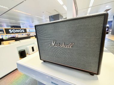 Alicante, İspanya - 11 Haziran 2025: Marshall konuşmacısı, modaya uygun tasarımı ve ses kalitesini ön plana çıkaran çağdaş bir elektronik mağazasında sergileniyor