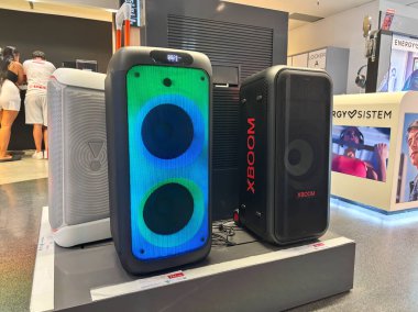 Alicante, İspanya - 11 Haziran 2025: XBOOM hoparlörü elektronik mağazasında yenilikçi ses teknolojisi ve çağdaş tasarımın altını çizen renkli LED ışıkları barındırıyor
