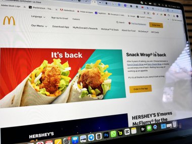 Alicante, İspanya - 11 Temmuz 2025: Ürünün cazibesini vurgulayan, tavuk ve taze sebzelerle dolu canlı paketler içeren McDonald 's Snack Wrap reklamı