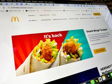 Alicante, İspanya - 11 Temmuz 2025: McDonald 's Atıştırmalık Paketi tanıtım resmi taze malzemelerin ve canlı renklerin altını çiziyor, bu sevgili atıştırmalık seçeneğinin cazibesini vurguluyor