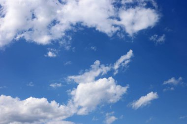 Gökyüzü arka planında beyaz bulutlar