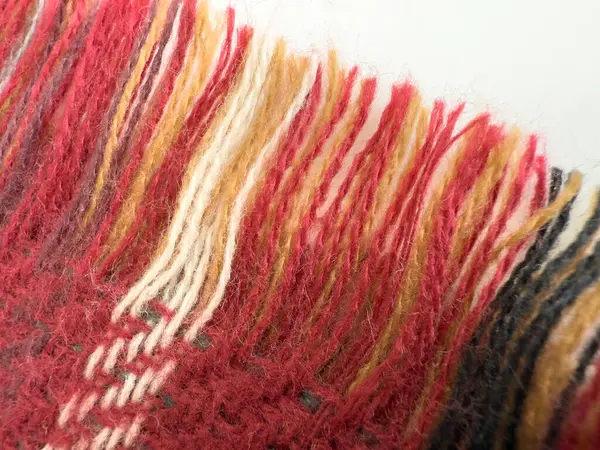 El yapımı tekstil sergilenen canlı renkler ve karmaşık desenler, çeşitli ortamlarda dekoratif kullanım için mükemmel.