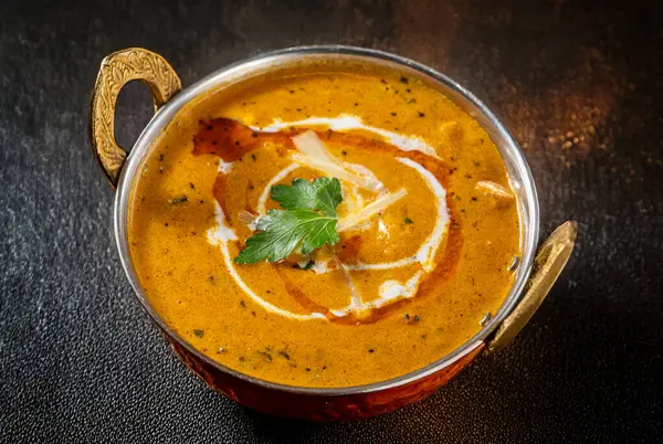 Madras körisiz tavuk pişirildi ve zencefil, sarımsak, soğan, çemen otu, karabiber ve demirhindi ile birlikte Madras sosunda servis edildi.