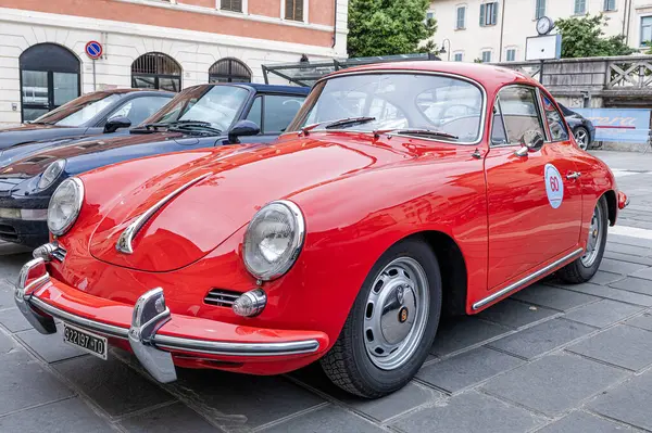 Porsche sahipleri ve koleksiyoncular mitinginde Foligno 'nun tarihi merkezine park etmiş kırmızı bir Porsche 356 C Coup klasik zarafet sergiliyor. Foligno, İtalya, 18 Mayıs 2025.