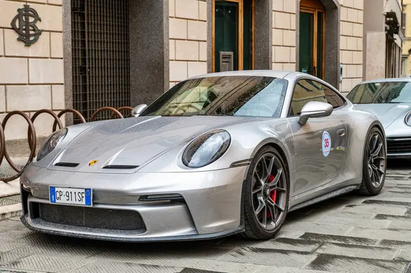 Porsche sahiplerinin ve koleksiyoncuların mitingi sırasında Foligno 'nun tarihi merkezine park etmiş gümüş renkli bir Porsche 911 GT3 nesli, performans ve zarafet sergiliyor. Foligno, İtalya, 18 Mayıs 2025.