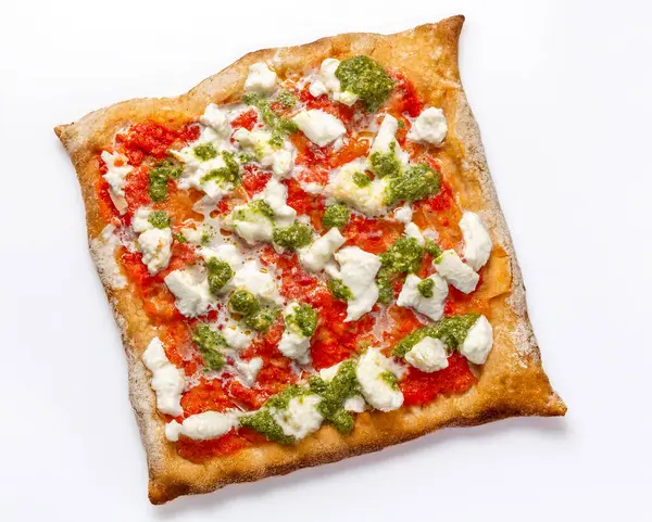 Bir parça İtalyan margherita pizzası domates, mozzarella, fesleğen ve çam fıstığı soslu, beyaz arka planda izole edilmiş. Basit tarz, parlak renkler, minimalist kompozisyon, geleneksel yemek.