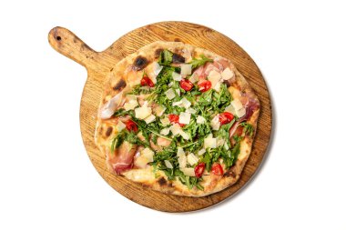 Beyaz arka planda izole edilmiş, domatesli İtalyan pizzası, buffalo mozzarella, prosciutto, roket ve grana peyniri. Taze, tuzlu ve kırsal.
