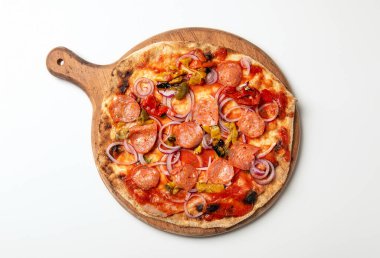 Beyaz arka planda izole edilmiş, domates, mozarella, pepperoni, soğan, biber ve zeytinli İtalyan Calabrian pizzası. Kırsal, tuzlu ve canlı..
