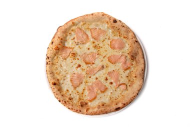 Beyaz İtalyan pizzası, mozzarella ve somon, yukarıdan beyaz arka planda görünüyor. Kırsal kabuklu, kremalı, lezzetli bir lezzet. Minimalist tarzda taze malzemeler sergiliyor.