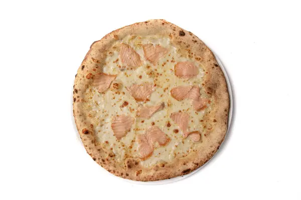 Beyaz İtalyan pizzası, mozzarella ve somon, yukarıdan beyaz arka planda görünüyor. Kırsal kabuklu, kremalı, lezzetli bir lezzet. Minimalist tarzda taze malzemeler sergiliyor.