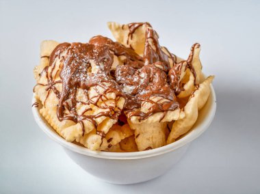 Geleneksel Toskana coccoli, kremalı fındıklı fındıklı küçük kızarmış hamur topları, beyaz arka planda servis edilir. Doğal ışık bu İtalyan tatlısını popüler bir dönüşle güçlendirir..