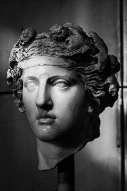 Roma, İtalya 'daki Capitoline Müzeleri' nde sergilenen Dionysus 'un mermer heykelinin editörel resmi. Ayrıntılı çelenk ve çarpıcı yıldırımla. Roma, İtalya, 18 Nisan 2012