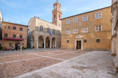 İtalya, Toskana, Pienza, 21 Ekim 2011. Piazza Pio II, Palazzo Comunale belediye binası ve tarihi Rönesans mimarisi, UNESCO Dünya Mirası kasabası..