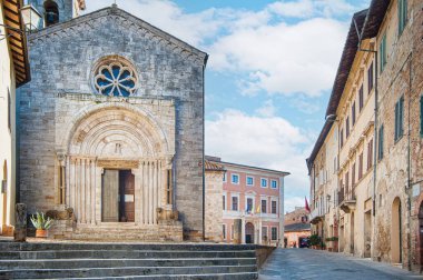 Tuscany, İtalya, San Quirico dOrcia, Romanesque Collegiata Kilisesi. Tarihi şehir merkezinde 21 Ekim 2011 'de taş portal ve mimari detaylarla ön cephe.