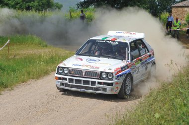 Lancia Delta Integrale 16V, 30 Mayıs 2010 'da İtalya' nın Toskana şehrindeki tozlu toprak yolda yarışacak..