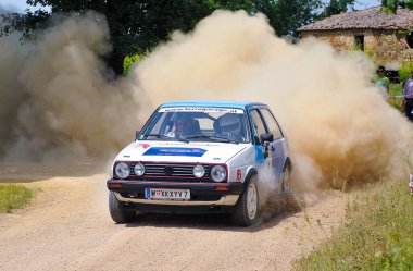 Volkswagen Golf II GTI 16V, 30 Mayıs 2010 tarihinde İtalya 'nın Toskana kentindeki tozlu toprak yolda yarışarak 2010 Tuscan Geri sarma rallisinde mücadele etmektedir..