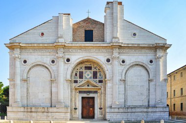 Rimini, İtalya, Tempio Malatestiano Leon Battista Alberti tarafından tasarlandı, Rönesans kilisesi cephesi mermer sütunlar ve portallarla 15 Mart 2009 'da fotoğraflandı..