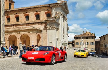 Ferrari F430 Spider, tarihi merkezden geçen Mille Miglia tarihi yarışında Ferrari Haracı 'nda. Modern klasik spor araba, üstü açık lüks Ferrari. Urbino, İtalya - 10 Mayıs 2010.
