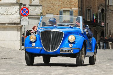 Fiat 500 Vignale Gamine Mille Miglia 'da tarihi bir yarış klasik arabalar için, düzenli yarışmalar, tarihsel merkezden seyircilerle birlikte geçiyor. Urbino, İtalya - 10 Mayıs 2010.