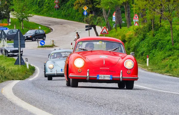 Porsche 356, Mille Miglia 'da tarihi klasik arabalar yarışı, düzenli yarışma, diğer klasik araçlarla dağ yollarında konvoy halinde yolculuk. Fossato di Vico, İtalya - 10 Mayıs 2010