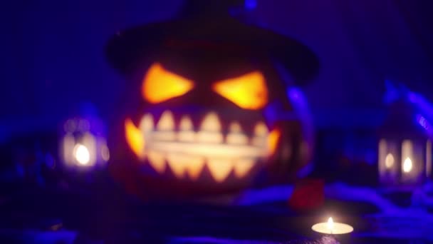 Halloween Rzeźbione Dyni Świecące Ochronną Maską Medyczną Twarzy Koronawirusu Koncepcji — Wideo stockowe