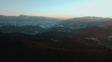 Gün batımında yukarıdan kış manzarası. Yüksek kalite 4k görüntü