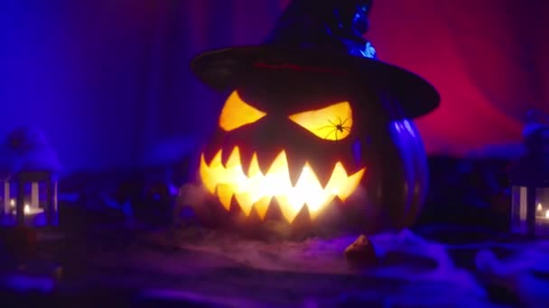 Dýně Grimasou Neonovém Barevném Světle Vyzařujícím Kouř Jako Dekoraci Halloweenskou — Stock video