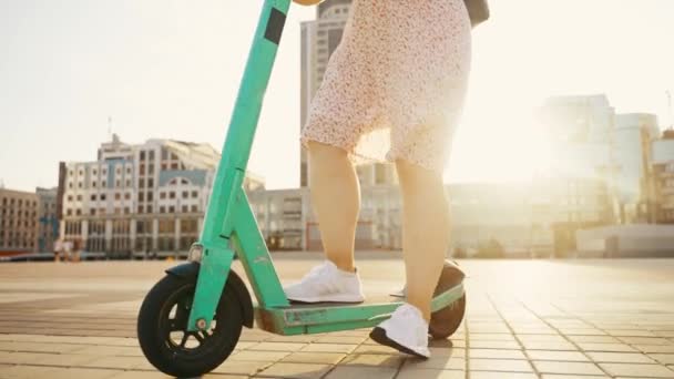 Chica Empuja Comienza Montar Scooter Eléctrico Alrededor Ciudad Transporte Urbano — Vídeos de Stock