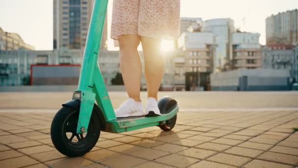女の子は押しのけて街中の電動スクーターに乗り始めます 高品質4K映像 — ストック動画