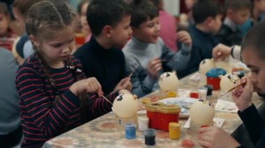 Çocuklar yılbaşı ağacı için yeni yıl oyuncakları yapıyorlar. Noel ağacı için kendi elleriyle süslemeler yapıyorlar. Tatilde çocuklarla ev dekorasyonu yapıyorlar. Usta Sınıf 4k
