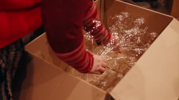 Trabalhador Fábrica Coloca Espaços Branco Decorações Natal Uma Caixa Antes — Vídeo de Stock