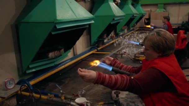 Yapımı Cam Bir Noel Oyuncağı Bir Işçi Yüksek Sıcaklıkta Camları — Stok video