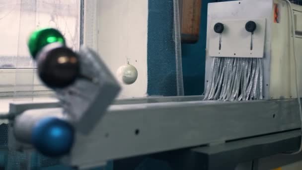 Automatyzacja Procesu Malowania Świątecznej Kuli Fabryce Produkcja Szklanych Zabawek Sylwestrowych — Wideo stockowe