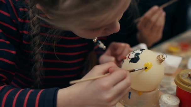 Dziewczyna Maluje Piłkę Choince Ręcznie Robione Dekoracje Choinki Wystrój Wnętrz — Wideo stockowe