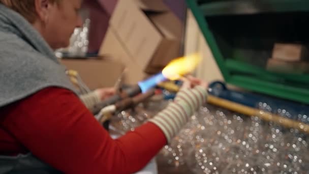 Pracownica Dmucha Szklane Zabawki Świąteczne Fabryce Fabryka Kulek Noworocznych Ukrainie — Wideo stockowe