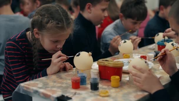 Dzieci Malować Noworoczne Zabawki Dla Choinki Masterclass Dekoracje Dla Choinki — Wideo stockowe