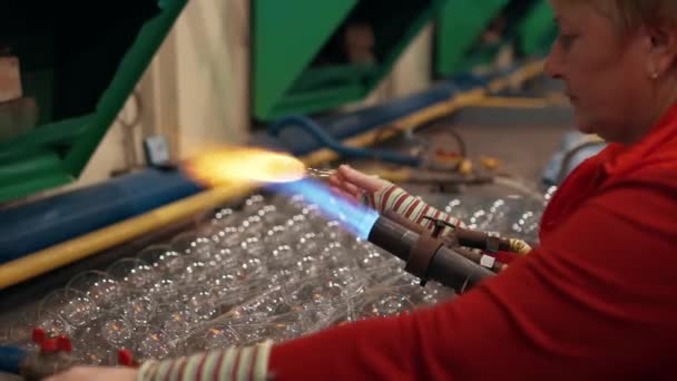 女性労働者は工場でガラスのクリスマスのおもちゃを吹く クリスマスボールの工場 新年のガラスのおもちゃの製造 労働者はガラスのおもちゃを吹く 高品質4K映像 — ストック動画
