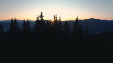 Dağlarda gün batımı İHA 'dan görünüyor. Yüksek kalite 4k görüntü