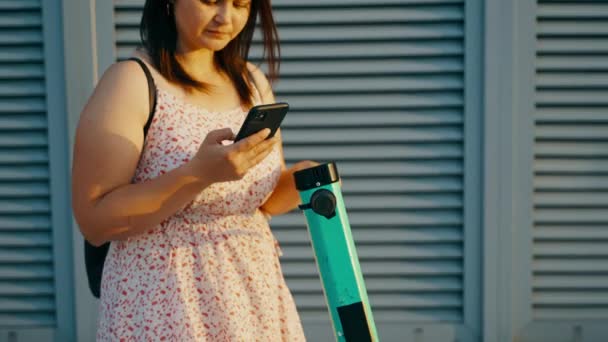 Una Mujer Joven Vestido Con Una Mochila Utiliza Teléfono Inteligente — Vídeo de stock