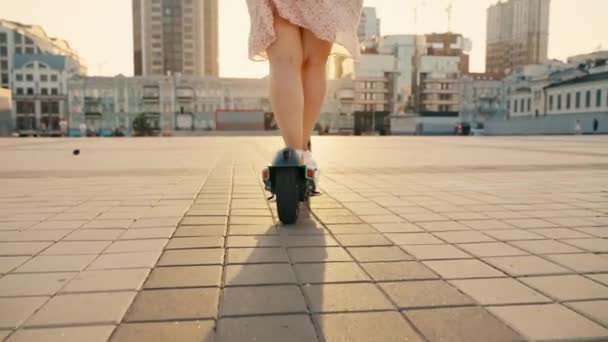 Vista Desde Parte Posterior Una Chica Montando Scooter Paseando Por — Vídeos de Stock